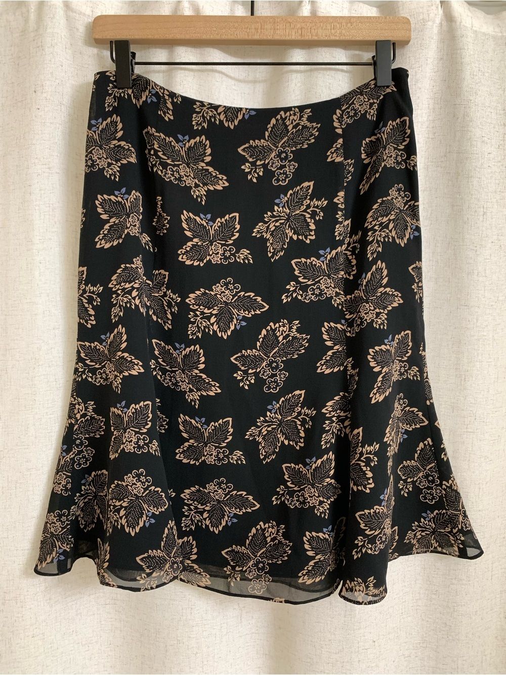 Ann Taylor LOFT 100% Silk A Line Black Skirt with Beige Floral Herb Print 8P